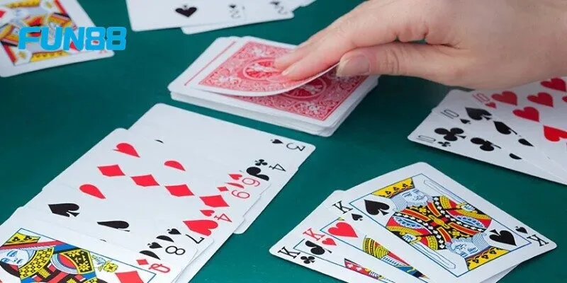 Khoảnh khắc chờ lật bài